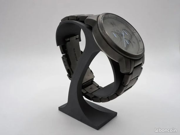 Avant - Photo d'une montre avec un fond encombré